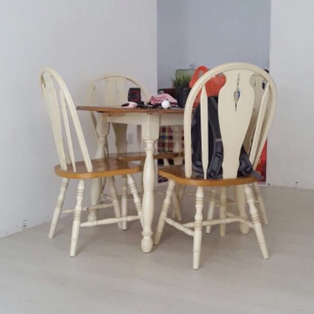 Round Dining Table (Category: Tables & Sets) located in Singapore. Submitted by zohri077 (Listing ID 108728528, Image 1). Description: .