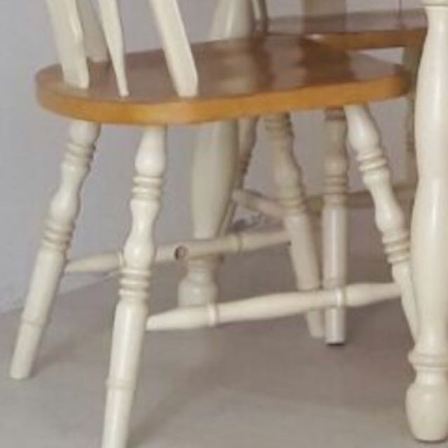 Round Dining Table (Category: Tables & Sets) located in Singapore. Submitted by zohri077 (Listing ID 108728528, Image 2). Description: .