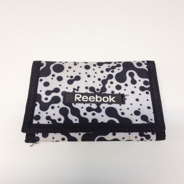 Reebok Basic Wallet (Category: Wallets & Card Holders) located in Singapore. Submitted by pinkeuphoria111 (Listing ID 108766300, Image 1). Description: .