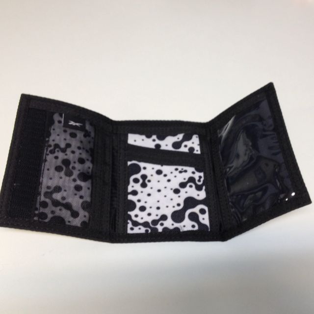 Reebok Basic Wallet (Category: Wallets & Card Holders) located in Singapore. Submitted by pinkeuphoria111 (Listing ID 108766300, Image 2). Description: .