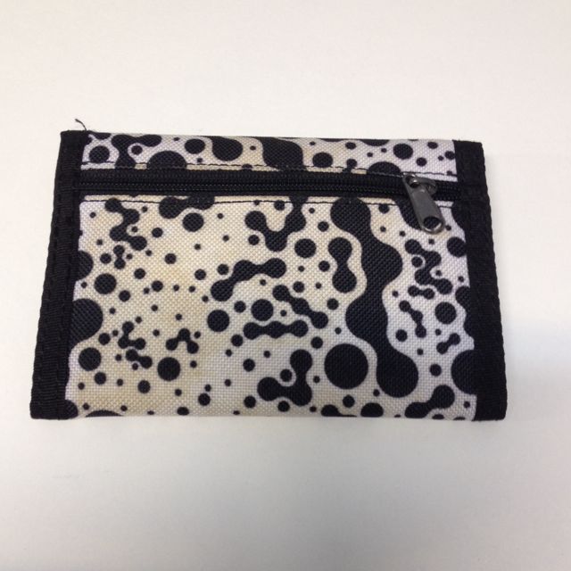 Reebok Basic Wallet (Category: Wallets & Card Holders) located in Singapore. Submitted by pinkeuphoria111 (Listing ID 108766300, Image 3). Description: .