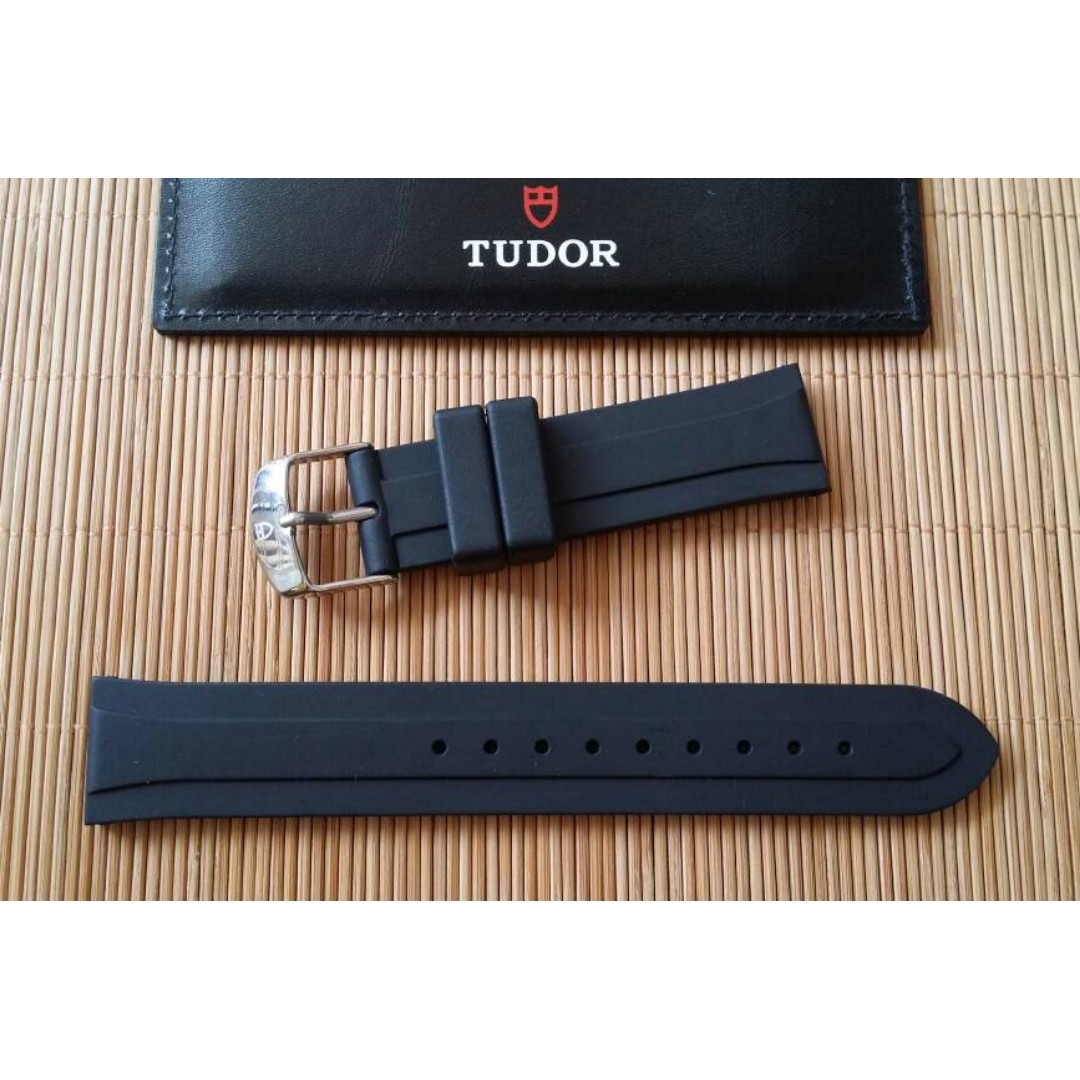 Tudor buckle top