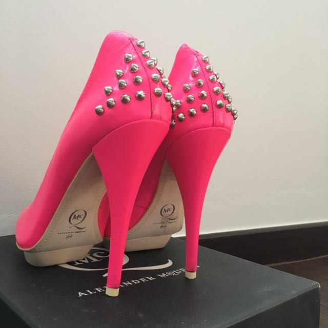 Alexander mcqueen sneakers neon pink 2025