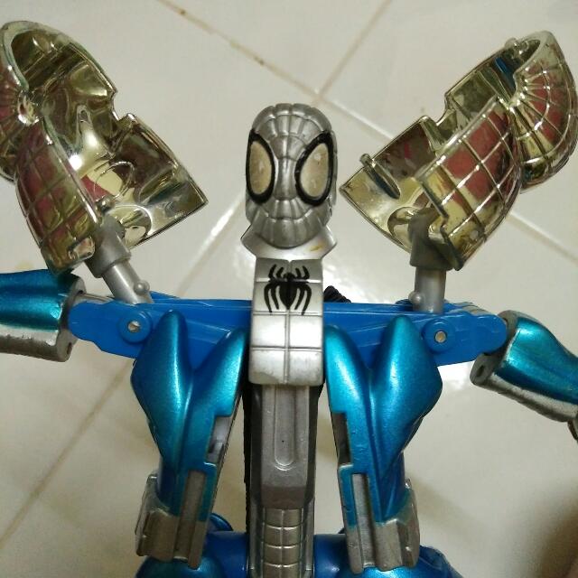 Spiderman (Category: Toys & Collectibles) located in Gelugor. Submitted by syazna9 (Listing ID 109684635, Image 2). Description: Still in good condition Authentic Can adjust all part of the body.