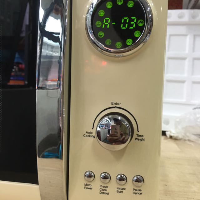 Stirling 20L vintage look microwave oven in beige, TV & Home Appliances, Kitchen Appliances