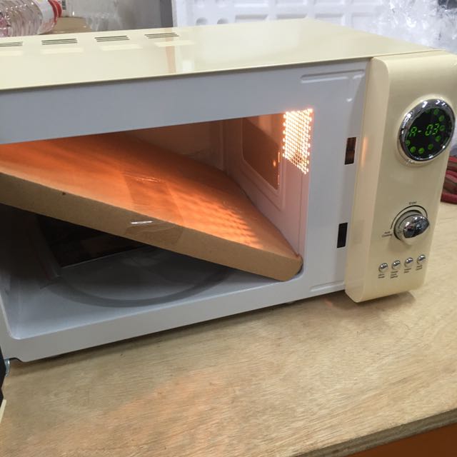Stirling 20L vintage look microwave oven in beige, TV & Home