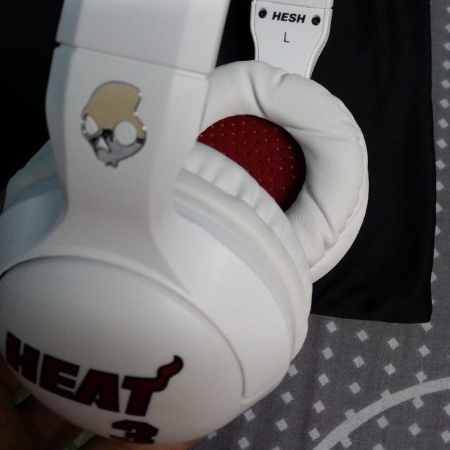 BNWB Dwyane Wade Skullcandy Hesh (Category: Earphones) located in Manila. Submitted by sap3ph (Listing ID 110666870, Image 3). Description: BNWB Dwyane Wade Skullcandy Hesh Brand New with box Remote & mic compatible with most mobile phones with 3.5 inch port - Music & Calls Actual Picture posted Price in SM is P4950 No Warranty (Check all you want during meet up.) Not for swapping Issue: I just recently noticed that the leather on the earpads are
