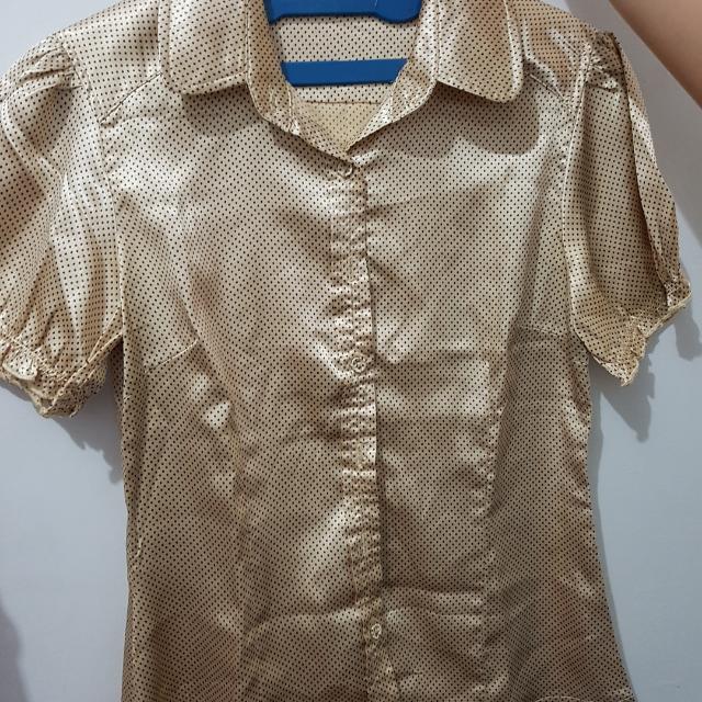 Kemeja Wanita Bahan Satin Gold Fesyen Wanita Pakaian Wanita Atasan Di Carousell