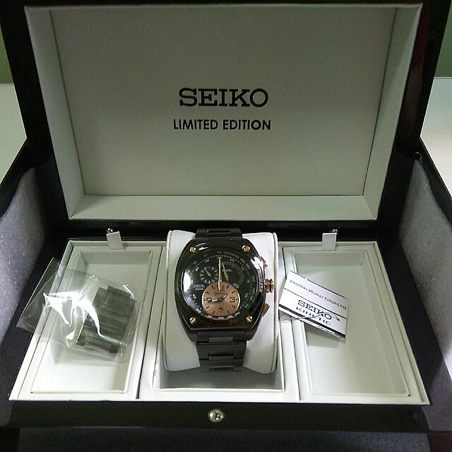 seiko kinetic black and gold