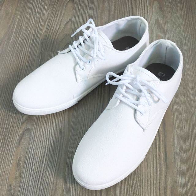 Plain White Shoes, Men's Fashion, Footwear, Casual shoes on Carousell