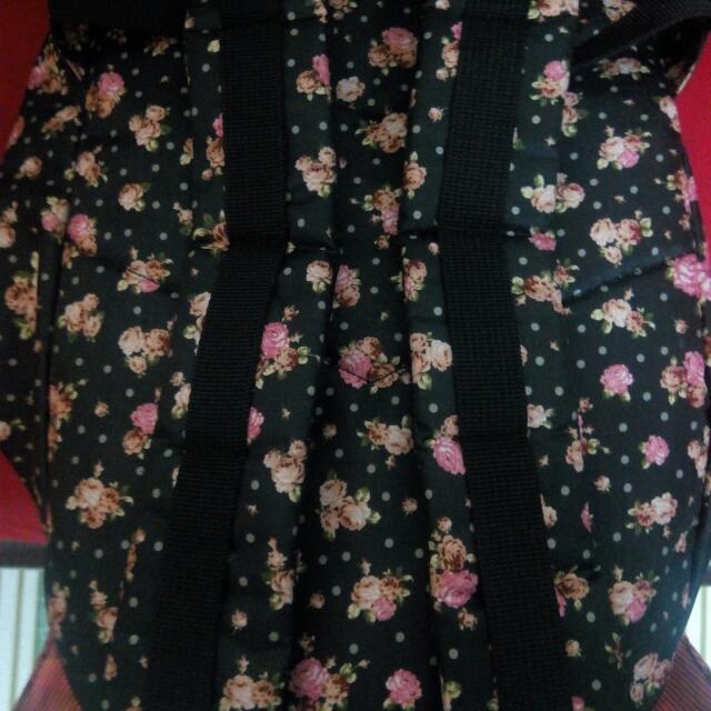Techno Pack Bag Pack Floral (Category: Cross-body Bags) located in Makati City. Submitted by sheyyyyyy (Listing ID 111803955, Image 2). Description: .