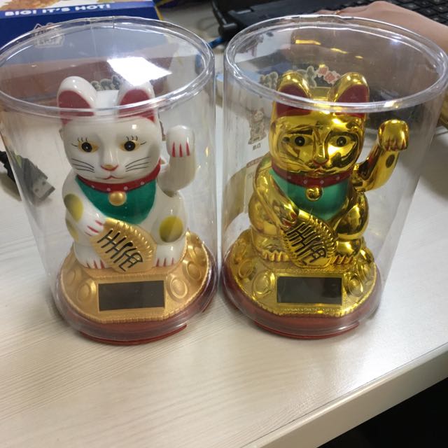White And Gold Maneki Neko Lucky Waving Cat Solar Powered Home