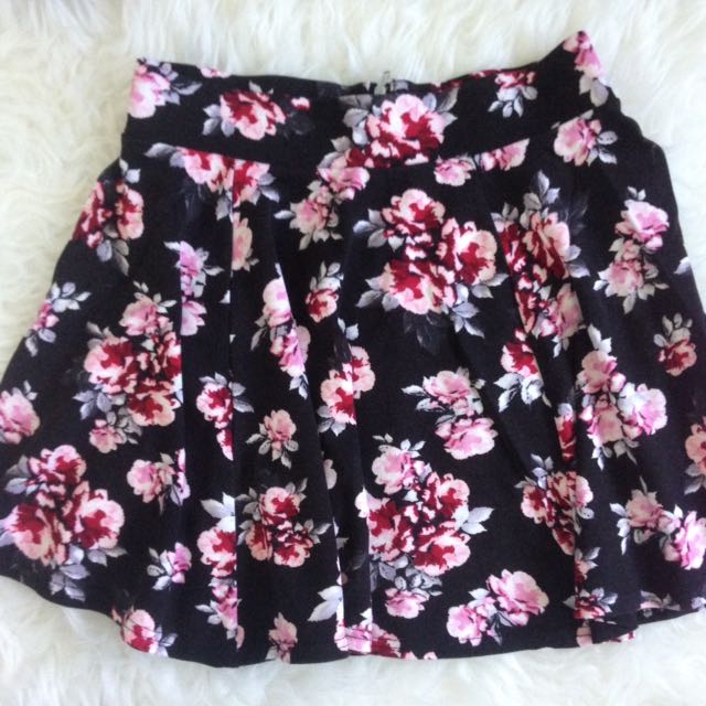 H&M Floral Skater Skirt (Category: Skirts) located in Makati City. Submitted by besjd (Listing ID 111899721, Image 1). Description: .