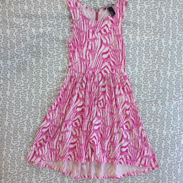 H&M Printed Pink Dress (Category: Dresses) located in Makati City. Submitted by besjd (Listing ID 111900578, Image 1). Description: Size: XS.