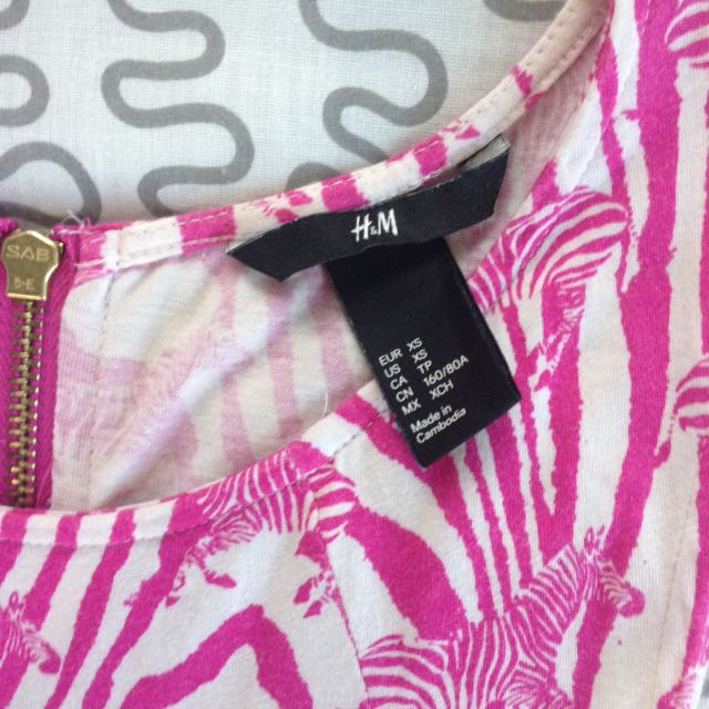 H&M Printed Pink Dress (Category: Dresses) located in Makati City. Submitted by besjd (Listing ID 111900578, Image 2). Description: Size: XS.