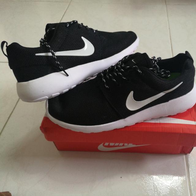 nike roshe black and white