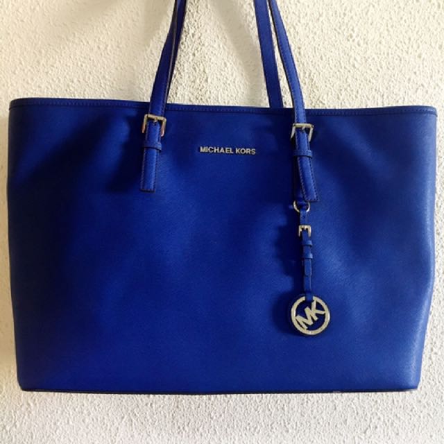 Michael Kors Saffiano Tote Bag, Women's Fashion, Bags & Wallets, Purses &  Pouches on Carousell
