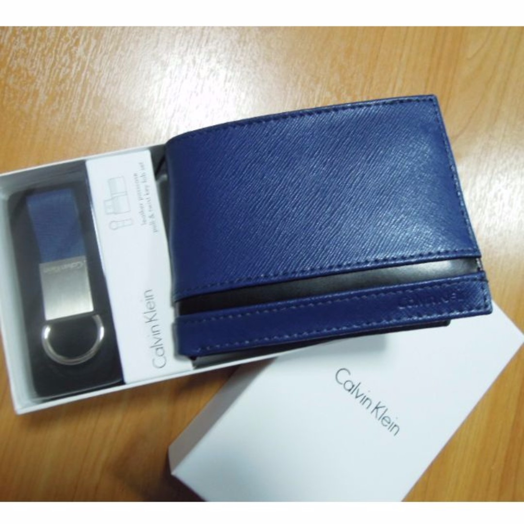 moed Indringing winnen AUTHENTIC Calvin Klein wallet Men's wallet Leather wallet with Key Fob  removable passcase Bifold saffiano navy blue, Men's Fashion, Watches &  Accessories, Wallets & Card Holders on Carousell