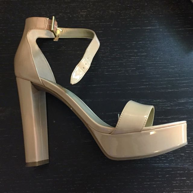 guess nude sandals