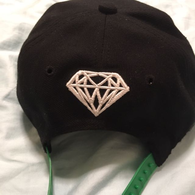 Snapback (Category: Caps & Hats) located in Singapore. Submitted by paradxse (Listing ID 112942927, Image 2). Description: .