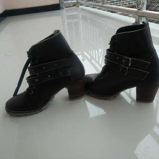 Sepatu Kulit Asli Sekali Pakai Barang Masih Istimewa Dijamin