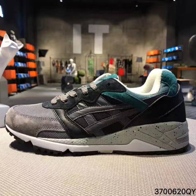 asics gel lique on feet