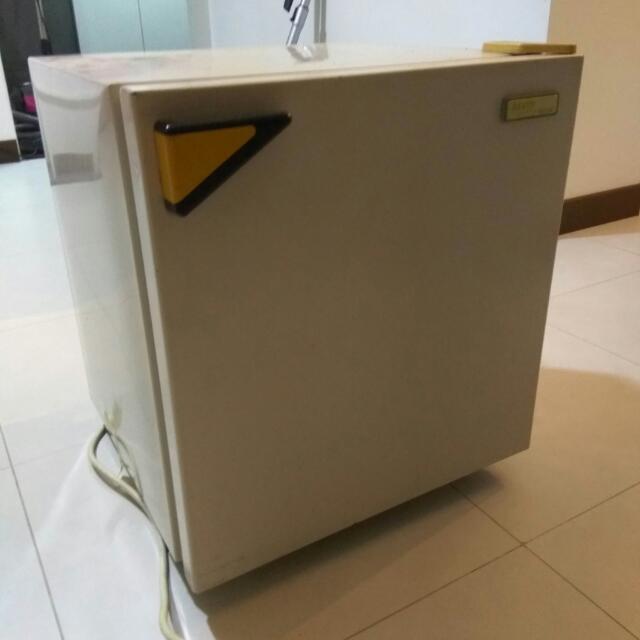 Sanyo Mini Fridge, TV & Home Appliances, Kitchen Appliances