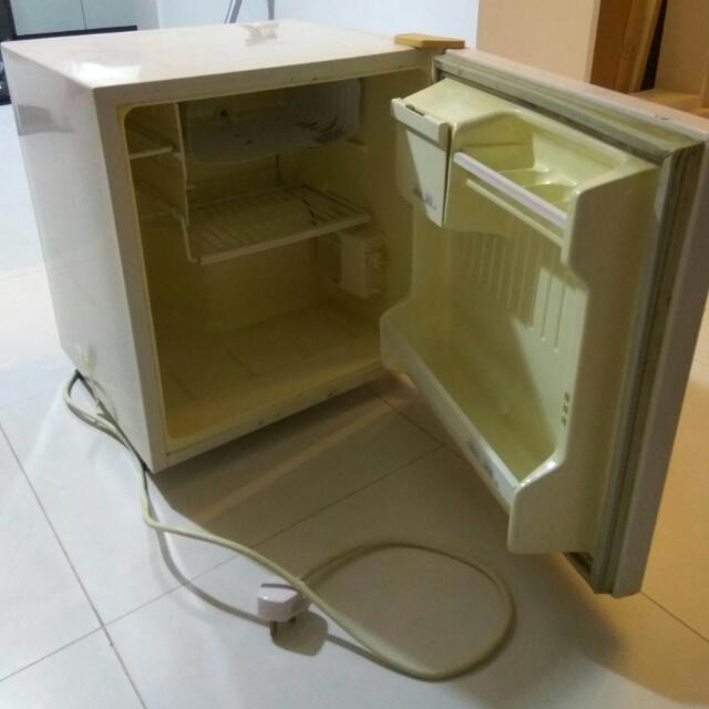 Sanyo Mini Fridge, TV & Home Appliances, Kitchen Appliances