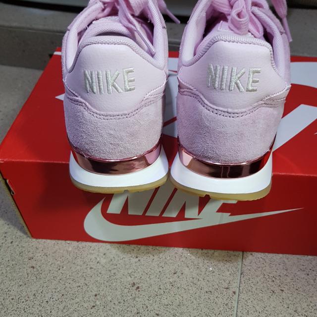nike internationalist prism pink