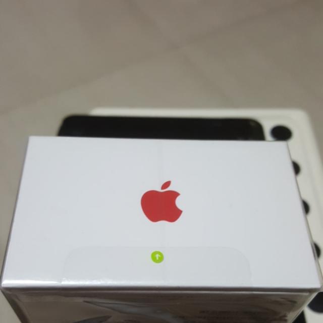 iPhone 7 Plus Red 128GB (Category: iPhone 7 Series) located in Singapore. Submitted by hart81 (Listing ID 113563243, Image 3). Description: .