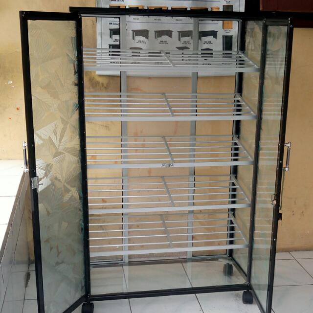 Rak Sepatu Aluminium Frame Coklat Kaca Es 5 Susun Roda 74 120 Serba Serbi Di Carousell