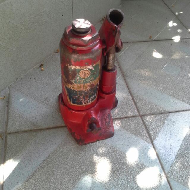 VINTAGE BOTTLE HYDRAULIC CAR JACK, Hobbies & Toys, Memorabilia