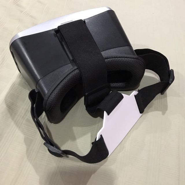 VR Headset (Category: Portable Audio Accessories) located in Shah Alam. Submitted by gunblade83 (Listing ID 114101591, Image 3). Description: Virtual reality used once only, item come as it is, no software provided which u can install from android market place or AppStore. Ship with airpak, add RM8 only.