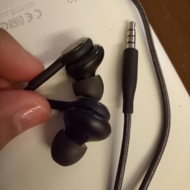 AKG Earphones, Audio, Earphones on Carousell