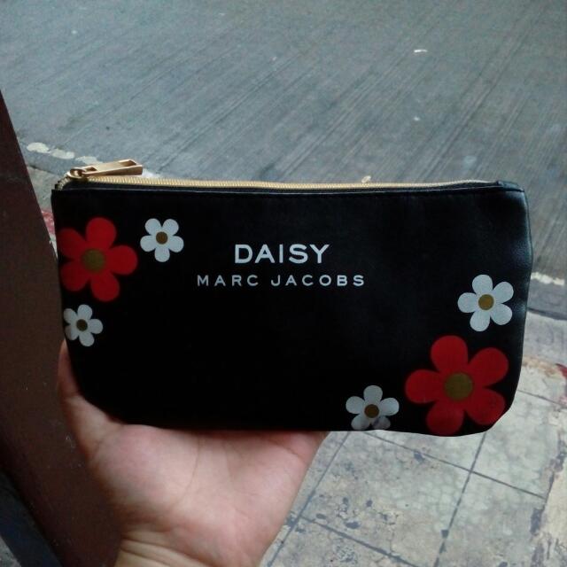 Marc jacobs daisy pouch new arrivals