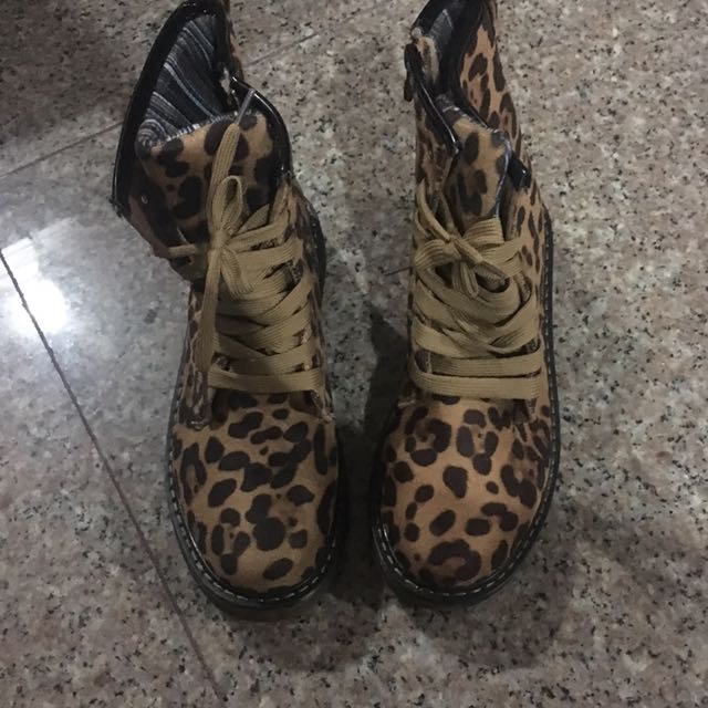 Bn Flat Boots Leopard Print Dr Martens Inspired 39, Women's Fashion, Shoes  on Carousell