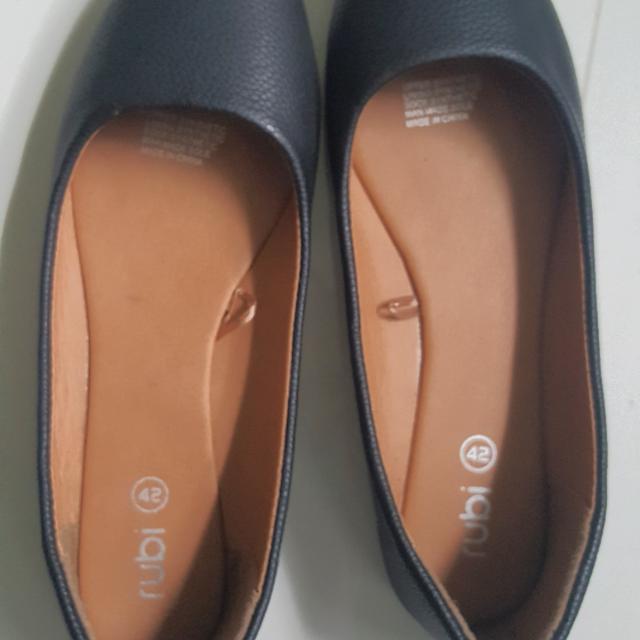shoe size 42 womens