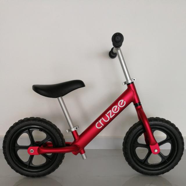 cruzee balance bike red