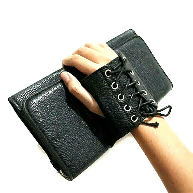 Clutch purse with hand grip outlet