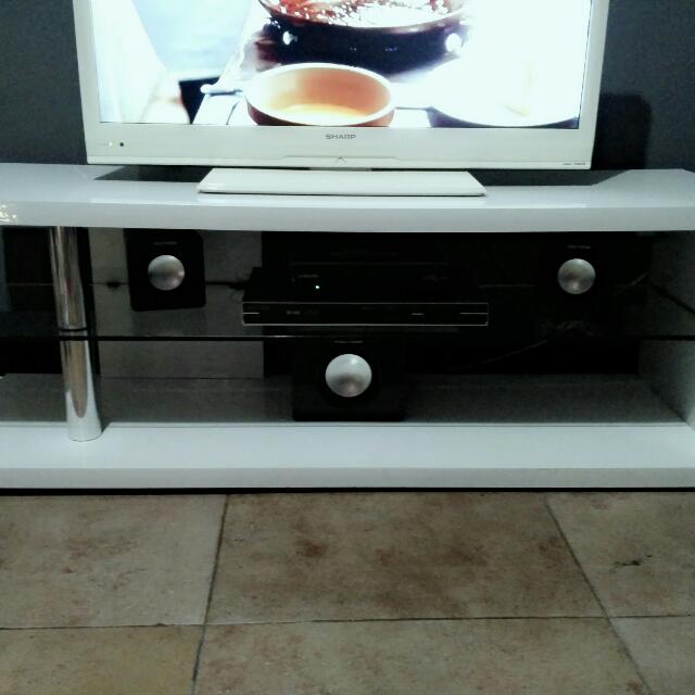 Rak Tv Putih Informa Perabotan Rumah Di Carousell Mengusung desain minimalis, meja tv bongkar pasang ini hadir dalam ukuran 60 x 40 x 55 cm. rak tv putih informa