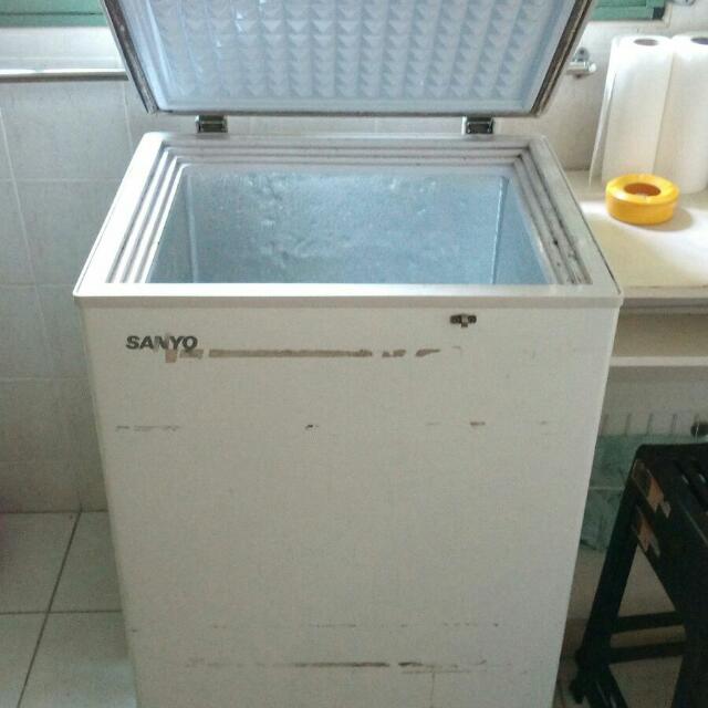 sanyo freezer door
