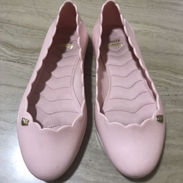 flat tennis shoes