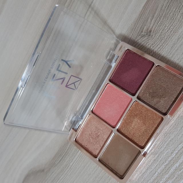 Lizly What a Lovely Palette (Category: Makeup) located in Las Pinas. Submitted by ellearr (Listing ID 115251508, Image 1). Description: .