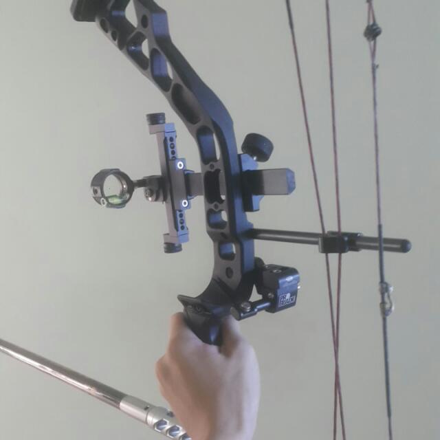 Bowtech Fuel Compound Bow Set, Sports Equipment, Bicycles & Parts