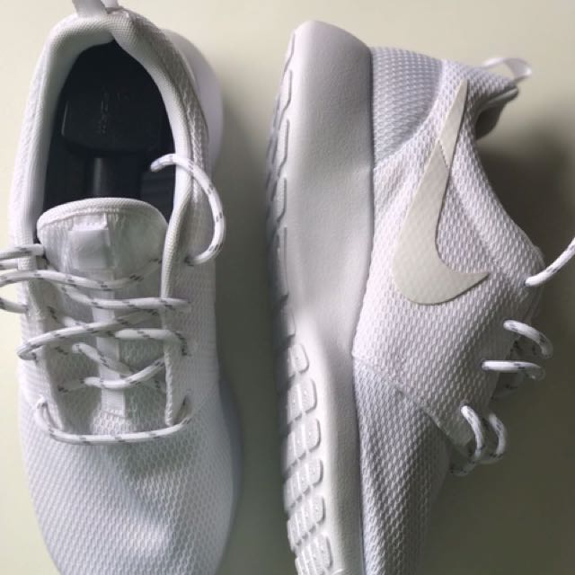nike roshe triple white