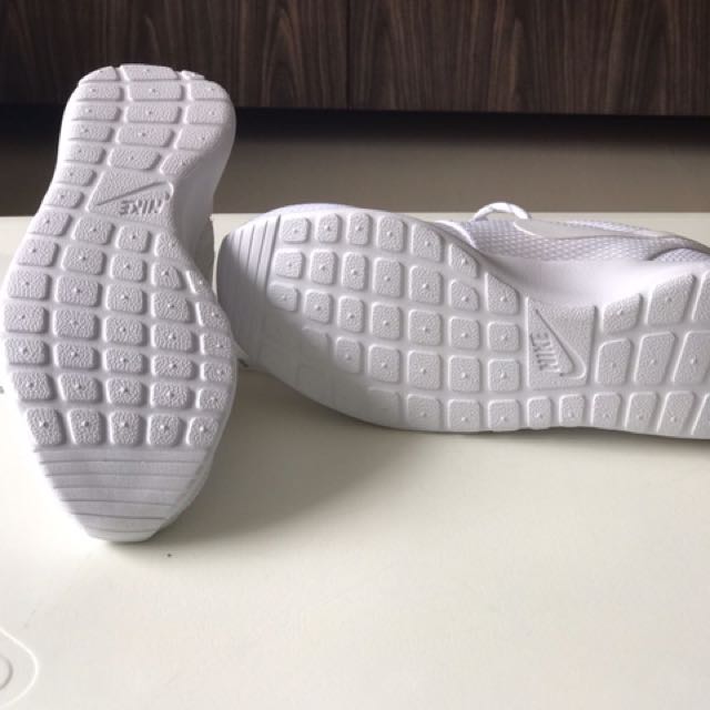 nike roshe triple white