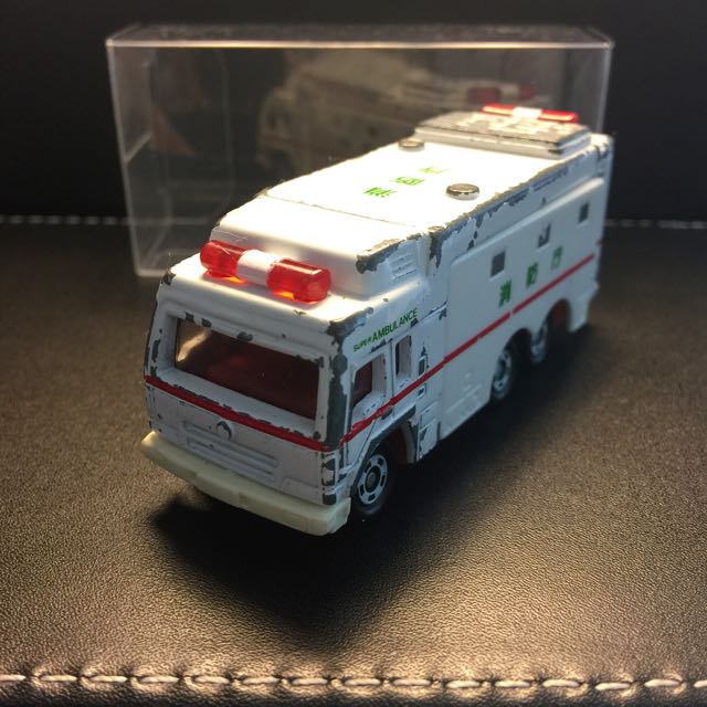tomica super ambulance