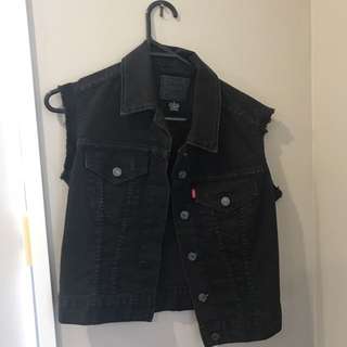 BLACK LEVI DENIM VEST