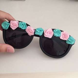 Kacamata Hitam Bunga