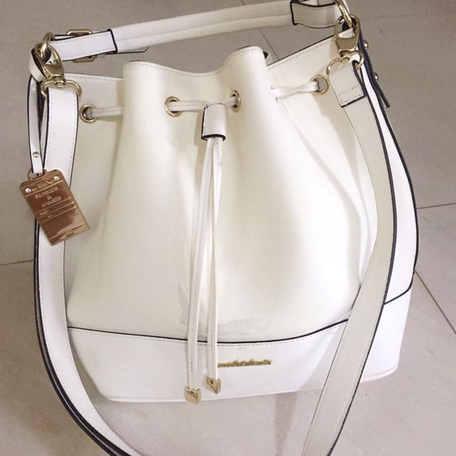 Authentic Samantha Chouette White Bucket Bag Women S Fashion Bags Wallets Cross Body Bags On Carousell